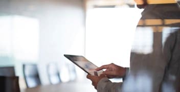 Una persona usa un dispositivo tablet